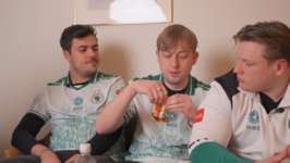 【Apex】Team Falconsのメンバーが日本のコンビニでお菓子を爆買いして試食のサムネイル画像